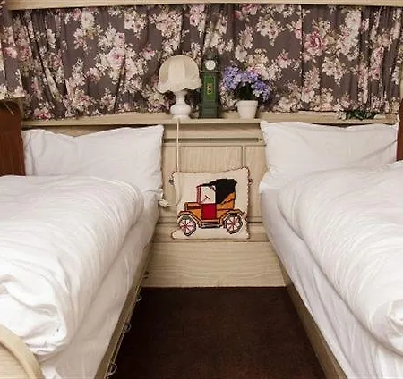 Basecamp Hostel *