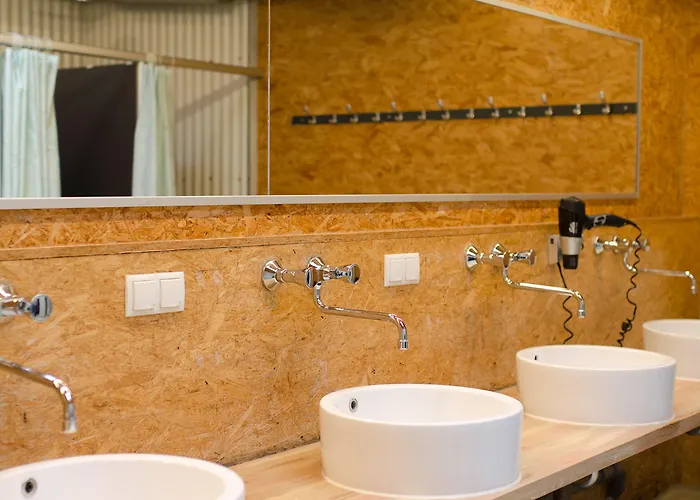 بيت شباب بايز كامب